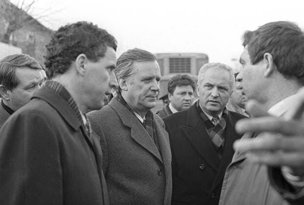 RYZHKOV EARTHQUAKE COMMITTEE 8782 10.12.1988 Earthquake in Armenia. Nikolai Ryzhkov, CPSU Central Committee Political Bureau member, Chairman of the Council of Ministers (second left) is heading the committee of CPSU CC Political Bureau in the disaster area. Ruben Mangasaryan Sputnik Spitak Armenia  Copyright: xRubenxMangasaryanx