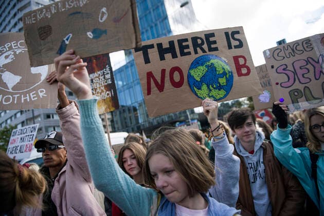 Polen, Globaler Klimastreik in Warschau September 23, 2022, Warsaw, Poland: Protesters march through the Streets while holding placards during the demonstration. Hundreds of kids, pupils and students took part in a march in Warsaw - organised by MSK - Mlodziezowy Strajk Klimatyczny (Youth Strike for Climate) - which is part of the Fridays for Future global protests against climate change. Protesters demand action from politicians in the matter of global warming, air and earth pollution, also action on the energy crisis regarding the upcoming heating season. Warsaw Poland - ZUMAs197 20220923_zaa_s197_079 Copyright: xAttilaxHusejnowx