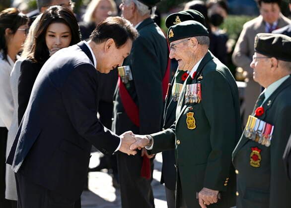 September 23, 2022, Ottawa, ON, CAN: President of South Korea Yoon Suk Yeol shakes hands with Korean War veteran Bill Black, after laying a wreath at the National War Memorial in Ottawa, during his visit to Canada, Friday, Sept. 23, 2022. Ottawa CAN  - ZUMAc35_ 20220923_zaf_c35_020 Copyright: xJustinxTangx