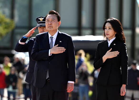 September 23, 2022, Ottawa, ON, CAN: President of South Korea Yoon Suk Yeol and First Lady Kim Kun-hee place their hands over their hearts during the national anthem, as they participate in a wreath laying at the National War Memorial in Ottawa during their visit to Canada, Friday, Sept. 23, 2022. Ottawa CAN  - ZUMAc35_ 20220923_zaf_c35_021 Copyright: xJustinxTangx