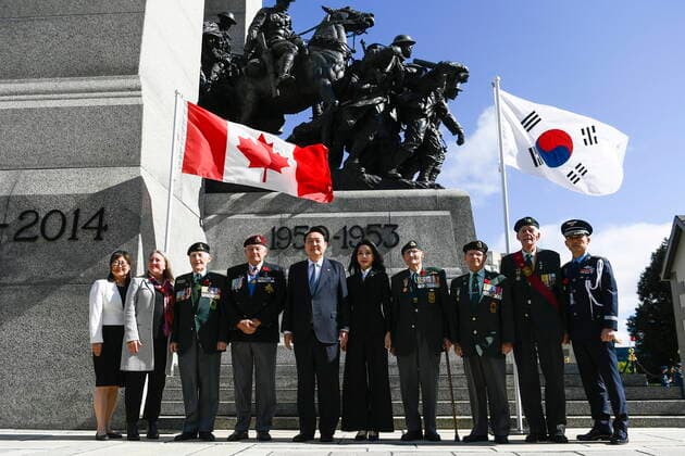 September 23, 2022, Ottawa, ON, CAN: President of South Korea Yoon Suk Yeol and First Lady Kim Kun-hee are pose for a photo with Canadian veterans of the Korean War and Parliamentarians after a wreath laying ceremony at the National War Memorial in Ottawa during their visit to Canada, Friday, Sept. 23, 2022. Ottawa CAN - ZUMAc35_ 20220923_zaf_c35_023 Copyright: xJustinxTangx
