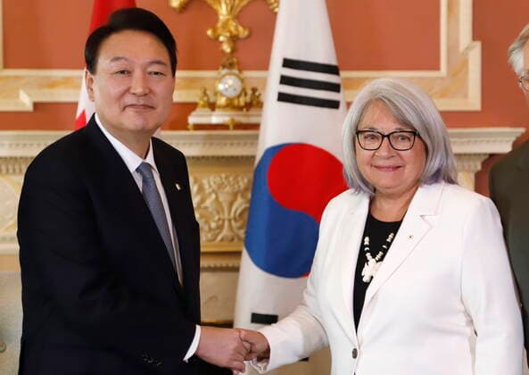 September 23, 2022, Ottawa, ON, Canada: President of South Korea Yoon Suk Yeol shakes hands with Governor General Mary Simon at a meeting in Ottawa, Friday, Sept 23, 2022. Ottawa Canada  - ZUMAc35_ 20220923_zaf_c35_032 Copyright: xPatrickxDoylex
