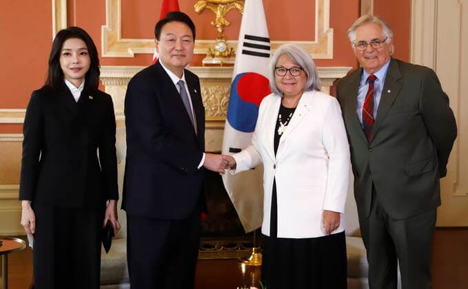 September 23, 2022, Ottawa, ON, Canada: President of South Korea Yoon Suk Yeol shakes hands with Governor General Mary Simon while accompanied by her husband Whit Fraser and First Lady Kim Kun-hee at a meeting in Ottawa, Friday, Sept 23, 2022. Ottawa Canada  - ZUMAc35_ 20220923_zaf_c35_033 Copyright: xPatrickxDoylex