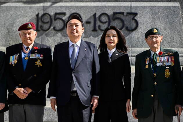September 23, 2022, Ottawa, ON, CAN: President of South Korea Yoon Suk Yeol and First Lady Kim Kun-hee pose for a photo with Canadian veterans of the Korean War after a wreath laying ceremony at the National War Memorial in Ottawa during their visit to Canada, Friday, Sept. 23, 2022. Ottawa CAN - ZUMAc35_ 20220923_zaf_c35_030 Copyright: xJustinxTangx