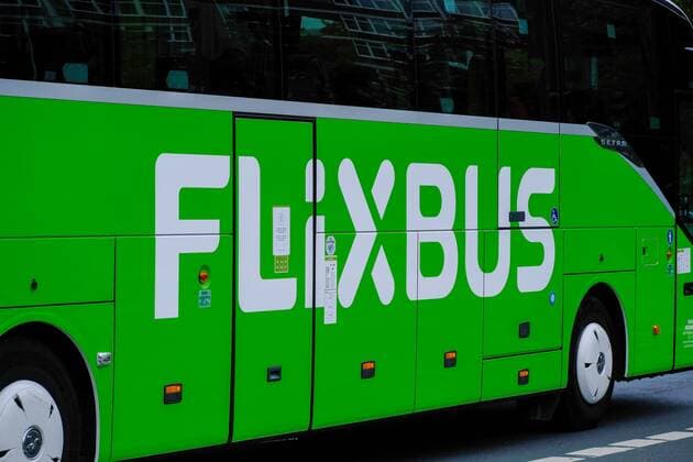 IMAGO Creative: Gesellschaft, Mobilität auf dem Land Düsseldorf 23.09.2022 Flixbus Reiseunternehmen Bahn-Alternative Fernbus Verkehrswende Fernverkehr Verkehrswende Mobilitätswende Düsseldorf Nordrhein-Westfalen Deutschland *** Düsseldorf 23 09 2022 Flixbus travel company rail alternative long-distance bus transport turnaround mobility turnaround Düsseldorf North Rhine Westphalia Germany