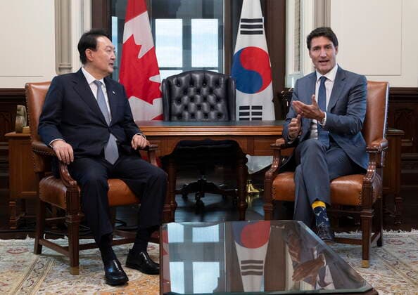 September 23, 2022, Ottawa, ON, Canada: Canadian Prime Minister Justin Trudeau and South Korean President Yoon Suk Yeol speak at the start of a meeting in his office on Parliament Hill, in Ottawa, Friday, Sept. 23, 2022. Ottawa Canada  - ZUMAc35_ 20220923_zaf_c35_063 Copyright: xAdrianxWyldx