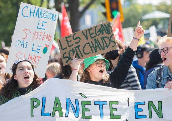 September 23, 2022, Montreal, PQ, Canada: People take part in a climate change march in Montreal, Friday, Sept. 23, 2022. Montreal Canada  - ZUMAc35_ 20220923_zaf_c35_068 Copyright: xGrahamxHughesx