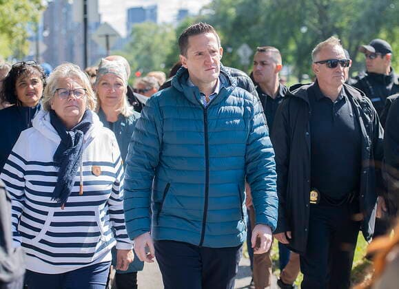 September 23, 2022, Montreal, PQ, Canada: Benoit Charette, centre, outgoing environment minister and CAQ candidate in the upcoming Quebec election attends a climate change march in Montreal, Friday, Sept. 23, 2022. Montreal Canada  - ZUMAc35_ 20220923_zaf_c35_069 Copyright: xGrahamxHughesx