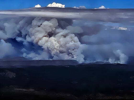 September 13, 2022, Lake Tahoe, California, U.S: Aerial view of smoke clouds rising over fires near Lake Tahoe. Lake Tahoe U.S. - ZUMAi11_ 20220913_zap_i11_002 Copyright: xIanxL.xSitrenx