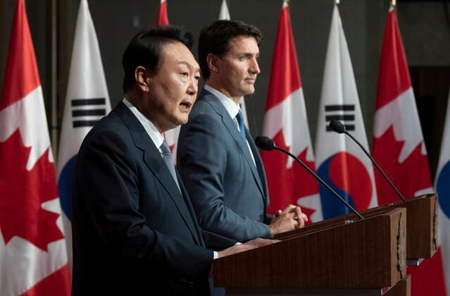 September 23, 2022, Ottawa, ON, Canada: Canadian Prime Minister Justin Trudeau listens to South Korean President Yoon Suk Yeol during a joint news conference, in Ottawa, Friday, Sept. 23, 2022. Ottawa Canada  - ZUMAc35_ 20220923_zaf_c35_102 Copyright: xAdrianxWyldx