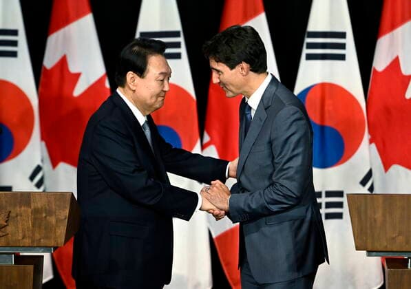 September 23, 2022, Ottawa, ON, CAN: President of South Korea Yoon Suk Yeol and Prime Minister of Canada Justin Trudeau shake hands after participating in a joint news conference during a visit in Ottawa, Friday, Sept. 23, 2022. Ottawa CAN  - ZUMAc35_ 20220923_zaf_c35_104 Copyright: xJustinxTangx