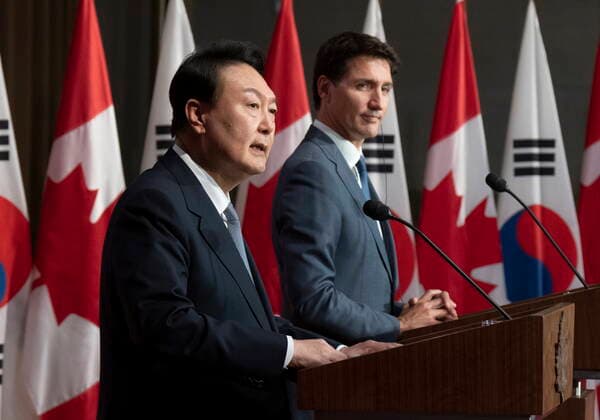 September 23, 2022, Ottawa, ON, Canada: Canadian Prime Minister Justin Trudeau listens to South Korean President Yoon Suk Yeol during a joint news conference, in Ottawa, Friday, Sept. 23, 2022. Ottawa Canada  - ZUMAc35_ 20220923_zaf_c35_108 Copyright: xAdrianxWyldx