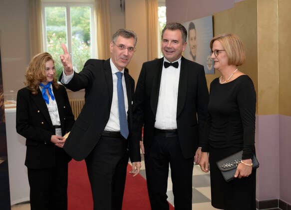 23 09 2022, International Classical Music Festival Festival of Nations 2022 at the Kurhaus Bad Wörishofen in Unterallgäu, arrival of the guests of honor before the opening concert with Emmanuel Tjeknavorian, violin conductor of the Vienna Symphony Orchestra Mayor Stefan Welzl with wife, on the left Intendant Winfried Roch 23 09 2022, Classical Musi
