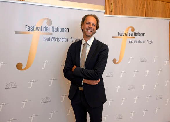 23 09 2022, International Classical Festival Festival of Nations 2022 at the Kurhaus Bad Wörishofen in Unterallgäu, arrival of the guests of honor before the opening concert with Emmanuel Tjeknavorian, violin conductor of the Vienna Symphony Orchestra 23 09 2022, Classical Festival Bad Wörishofen 23 09 2022, Classical Festival Bad Wörishofen