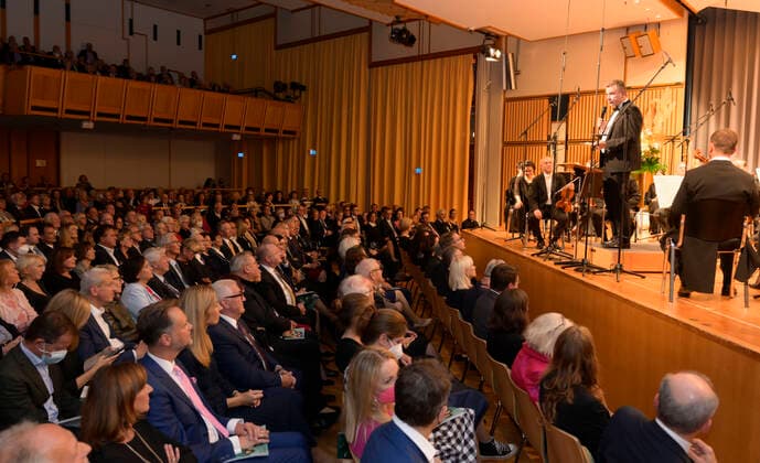23 09 2022, International Classical Music Festival Festival of Nations 2022 at the Kurhaus Bad Wörishofen in Unterallgäu, opening concert with Emmanuel Tjeknavorian, violin conductor of the Vienna Symphony Stefan Welzel, first mayor of the city of Bad Wörishofen gives the opening speech 23 09 2022, Classical Music Festival Bad Wörishofen 23 09 2022, Classical Mu