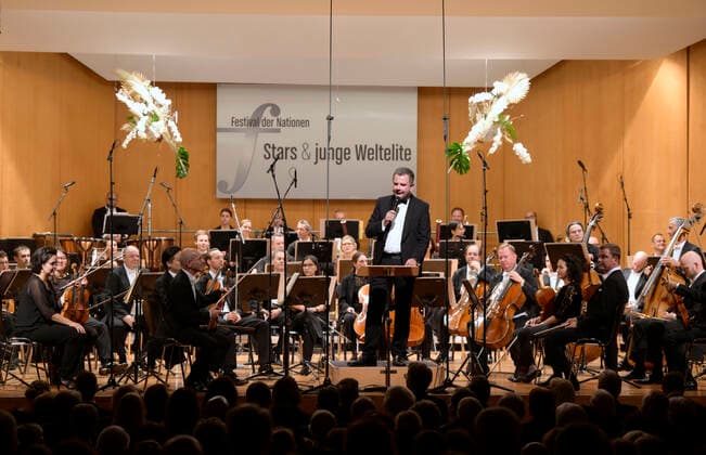 23 09 2022, International Classical Music Festival Festival of Nations 2022 at the Kurhaus Bad Wörishofen in Unterallgäu, opening concert with Emmanuel Tjeknavorian, violin conductor of the Vienna Symphony Stefan Welzel, first mayor of the city of Bad Wörishofen gives the opening speech 23 09 2022, Classical Music Festival Bad Wörishofen 23 09 2022, Classical Mu