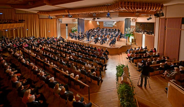 23 09 2022, International Classical Festival Festival of Nations 2022 at the Kurhaus Bad Wörishofen in Unterallgäu, opening concert with Emmanuel Tjeknavorian, violin conductor of the Vienna Symphony Orchestra 23 09 2022, Classical Festival Bad Wörishofen 23 09 2022, Classical Festival Bad Wörishofen