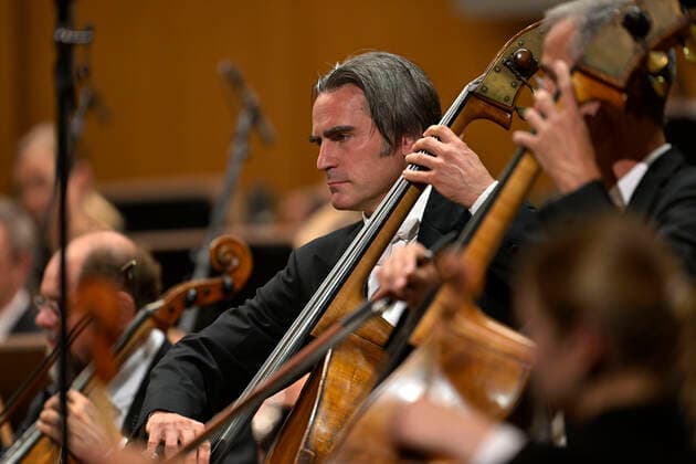 23 09 2022, International Classical Festival Festival of Nations 2022 at the Kurhaus Bad Wörishofen in Unterallgäu, opening concert with Emmanuel Tjeknavorian, violin conductor of the Vienna Symphony Orchestra bass violin player 23 09 2022, Classical Festival Bad Wörishofen 23 09 2022, Classical Festival Bad Wörishofen