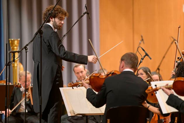 23 09 2022, International Classical Festival Festival of Nations 2022 at the Kurhaus Bad Wörishofen in Unterallgäu, opening concert with Emmanuel Tjeknavorian, violin conductor of the Vienna Symphony Orchestra Here he is at the conductors podium 23 09 2022, Classical Festival Bad Wörishofen 23 09 2022, Classical Festival Bad Wörishofen