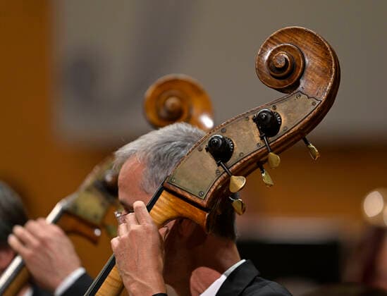 23 09 2022, International Classical Festival Festival of Nations 2022 at the Kurhaus Bad Wörishofen in Unterallgäu, opening concert with Emmanuel Tjeknavorian, violin conductor of the Vienna Symphony Orchestra bass violin player 23 09 2022, Classical Festival Bad Wörishofen 23 09 2022, Classical Festival Bad Wörishofen