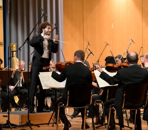 23 09 2022, International Classical Festival Festival of Nations 2022 at the Kurhaus Bad Wörishofen in Unterallgäu, opening concert with Emmanuel Tjeknavorian, violin conductor of the Vienna Symphony Orchestra Here he is at the conductors podium 23 09 2022, Classical Festival Bad Wörishofen 23 09 2022, Classical Festival Bad Wörishofen