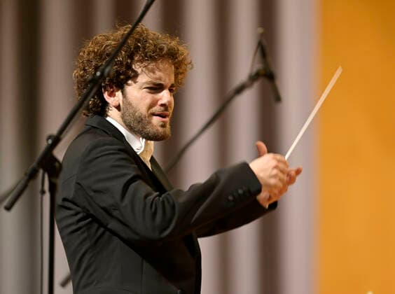 23 09 2022, International Classical Festival Festival of Nations 2022 at the Kurhaus Bad Wörishofen in Unterallgäu, opening concert with Emmanuel Tjeknavorian, violin conductor of the Vienna Symphony Orchestra Here he is at the conductors podium 23 09 2022, Classical Festival Bad Wörishofen 23 09 2022, Classical Festival Bad Wörishofen