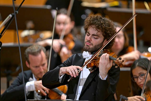 23 09 2022, International Classical Festival Festival of Nations 2022 at the Kurhaus Bad Wörishofen in Unterallgäu, opening concert with Emmanuel Tjeknavorian, violin conductor of the Vienna Symphony Orchestra Here with his violin 23 09 2022, Classical Festival Bad Wörishofen 23 09 2022, Classical Festival Bad Wörishofen