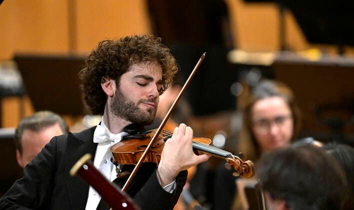 23 09 2022, International Classical Festival Festival of Nations 2022 at the Kurhaus Bad Wörishofen in Unterallgäu, opening concert with Emmanuel Tjeknavorian, violin conductor of the Vienna Symphony Orchestra Here with his violin 23 09 2022, Classical Festival Bad Wörishofen 23 09 2022, Classical Festival Bad Wörishofen