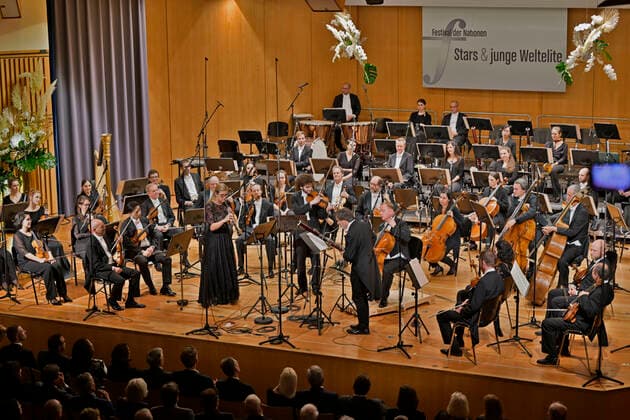 23 09 2022, International Classical Festival Festival of Nations 2022 at the Kurhaus Bad Wörishofen in Unterallgäu, opening concert with Emmanuel Tjeknavorian, violin conductor of the Vienna Symphony Orchestra Here with his violin 23 09 2022, Classical Festival Bad Wörishofen 23 09 2022, Classical Festival Bad Wörishofen