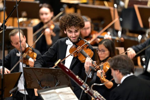 23 09 2022, International Classical Festival Festival of Nations 2022 at the Kurhaus Bad Wörishofen in Unterallgäu, opening concert with Emmanuel Tjeknavorian, violin conductor of the Vienna Symphony Orchestra Here with his violin 23 09 2022, Classical Festival Bad Wörishofen 23 09 2022, Classical Festival Bad Wörishofen
