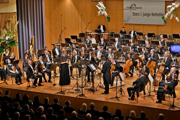 23 09 2022, International Classical Festival Festival of Nations 2022 at the Kurhaus Bad Wörishofen in Unterallgäu, opening concert with Emmanuel Tjeknavorian, violin conductor of the Vienna Symphony Orchestra Here with his violin 23 09 2022, Classical Festival Bad Wörishofen 23 09 2022, Classical Festival Bad Wörishofen