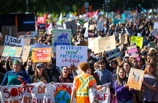 September 23, 2022, Montreal, Quebec, Canada: Thousands of protesters gathered for a climate march, demanding more action on climate change from elected officials. The event was part of the Fridays for Future Movement, an international, youth-led initiative inspired by Swedish activist Greta Thunberg. Montreal Canada - ZUMAs278 20220923_zip_s278_022 Copyright: xSerkanxSenturkx