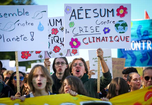 September 23, 2022, Montreal, Quebec, Canada: Thousands of protesters gathered for a climate march, demanding more action on climate change from elected officials. The event was part of the Fridays for Future Movement, an international, youth-led initiative inspired by Swedish activist Greta Thunberg. Montreal Canada - ZUMAs278 20220923_zip_s278_028 Copyright: xSerkanxSenturkx