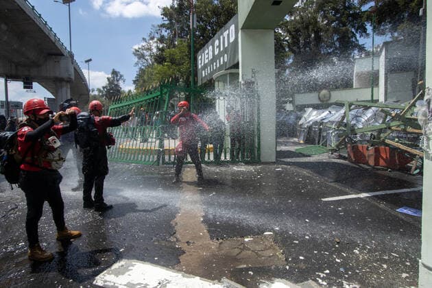 September 23, 2022, Mexico City, Mexico: Ayotzinapa students and members of civil associations, take part during confrontations against the police causing disturbances at the entrance of Military Zone 1 as part of the National Day of Struggle, demanding justice for the forced disappearance of the 43 students of the Rural Normal School of Ayotzinapa, 8 years after the massacre of the Students of Ayotzinapa. on September 23, 2022, Mexico City, Mexico. Mexico City Mexico - ZUMAe321 20220923_zia_e321_031 Copyright: xAlexxDaltonxEyepixxGroupx