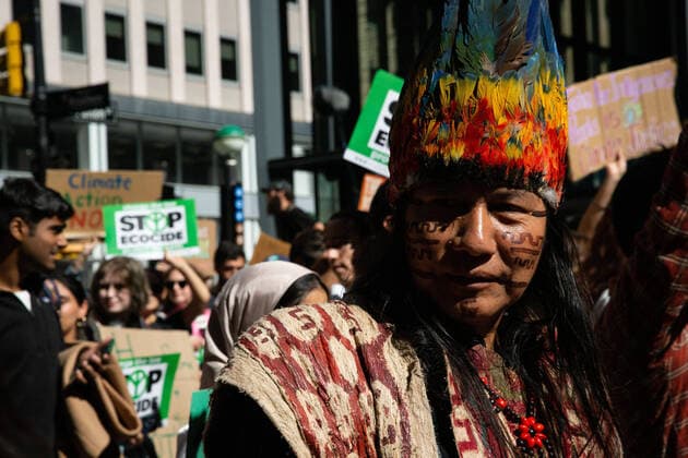 September 23, 2022, New York City, United States: Indigenous protester wears headdress and makeup during the climate strike. Hundreds of youth climate protesters marched from Foley Square to Battery Park with Fridays for the Future International Climate Strike. New York City United States - ZUMAs197 20220923_zaa_s197_178 Copyright: xKarlaxCotx