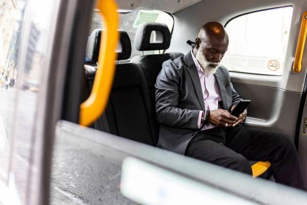 IMAGO Creative: Business, Innovative Technologie-Lösungen Senior businessman using mobile phone in taxi model released Symbolfoto WPEF06486