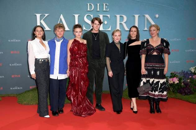Almila Bagriacik, Johannes Nussbaum, Devrim Lingnau, Philip Froissant, Elisa Schlott, Melika Foroutan and Jördis Triebel at the Influencer Event for the Netflix series The Empress in the Great Orangery of Charlottenburg Palace Berlin, 23 09 2022 Foto:xF.xKernx xFuturexImage