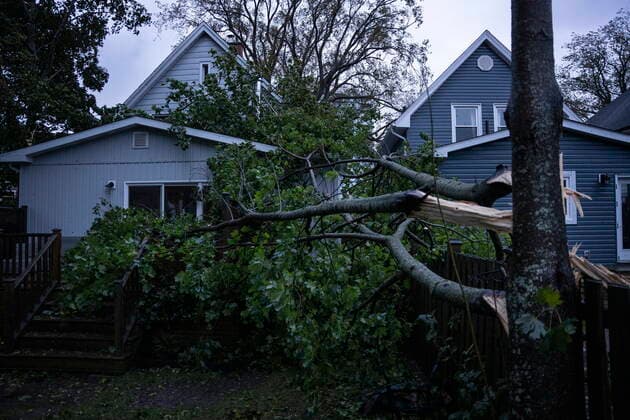 September 24, 2022, Halifax, NS, Canada: A fallen tree rests on a house early in the morning in Halifax on Saturday, September 24, 2022 as post tropical storm Fiona continues to batter the Maritimes. Halifax Canada  - ZUMAc35_ 20220924_zaf_c35_002 Copyright: xDarrenxCalabresex