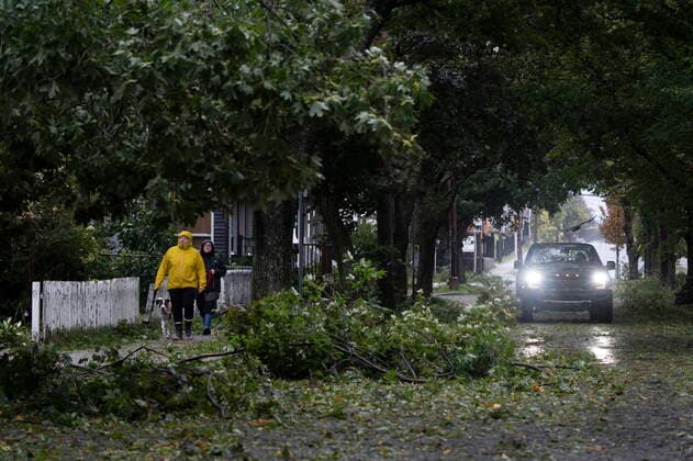 September 24, 2022, Halifax, NS, Canada: Pedestrians survey the damage in Halifax as post tropical storm Fiona continues to batter the Maritimes on Saturday, September 24, 2022. Halifax Canada  - ZUMAc35_ 20220924_zaf_c35_004 Copyright: xDarrenxCalabresex
