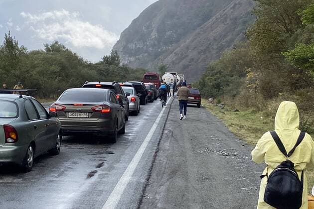 News Themen der Woche KW38 News Bilder des Tages Russia Border Crossings Traffic Jams 8281965 24.09.2022 Cars queue to enter Georgia from Russia at the Verkhny Lars - Darial Gorge border crossing checkpoint, the Republic of North Ossetia-Alania, Russia. Queues stretching for 10 kilometers (6 miles) formed on a road leading to the southern border with Georgia, following Russian President Vladimir Putin signed a decree on the partial mobilisation amid the military operation in Ukraine. Olga Smolskaya Sputnik Russia  Copyright: xOlgaxSmolskayax