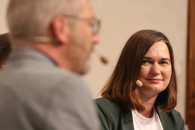 Blick am Sonnabend (24.09.22) in der Hanse- und Universitätsstadt Rostock auf die Landesdelegiertenkonferenz der Partei BÜNDNIS 90 DIE GRÜNEN des Landes Mecklenburg Vorpommern. Bei der Veranstaltung wählten die Delegierten ihr Landesvorstand neu. Dazu sprach der Bundesvorsitzende von BÜNDNIS 90 DIE GRÜNEN, Omid Nouripour zu den Gästen. Außerdem begrüßten die Teilnehmer die Zweite Bürgermeisterin sowie Senatorin für Wissenschaft, Forschung, Gleichstellung und Bezirke der Hansestadt Hamburg, Katharina Fegebank und Claudia Müller, Koordinatorin der Bundesregierung für maritime Wirtschaft und Tourismus sowie bündnisgrüne Kandidatin für die Oberbürgermeisterwahl in Rostock bei der Zusammenkunft. Im Bild Claudia Müller *** Vie