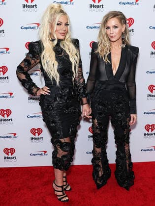 2022 iHeartRadio Music Festival - Night 1 - Press Room Tori Spelling and Jennie Garth pose in the press room at the 2022 iHeartRadio Music Festival - Night 1 held at the T-Mobile Arena on September 23, 2022 in Las Vegas, Nevada, United States. T-Mobile Arena, Las Vegas, Nevada Nevada United States  Copyright: xImagexPressxAgencyx originalFilename: collin-2022ihea220924_np4ZU.jpg