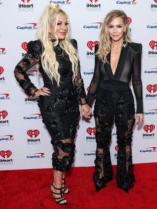 2022 iHeartRadio Music Festival - Night 1 - Press Room Tori Spelling and Jennie Garth pose in the press room at the 2022 iHeartRadio Music Festival - Night 1 held at the T-Mobile Arena on September 23, 2022 in Las Vegas, Nevada, United States. T-Mobile Arena, Las Vegas, Nevada Nevada United States  Copyright: xImagexPressxAgencyx originalFilename: collin-2022ihea220924_npfS9.jpg