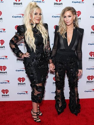 2022 iHeartRadio Music Festival - Night 1 - Press Room Tori Spelling and Jennie Garth pose in the press room at the 2022 iHeartRadio Music Festival - Night 1 held at the T-Mobile Arena on September 23, 2022 in Las Vegas, Nevada, United States. T-Mobile Arena, Las Vegas, Nevada Nevada United States  Copyright: xImagexPressxAgencyx originalFilename: collin-2022ihea220924_npoMt.jpg
