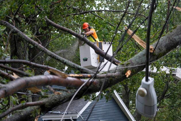 September 24, 2022, Halifax, NS, Canada: An arborist works to clear fallen trees and downed wires from damage caused by post tropical storm Fiona in Halifax on Saturday, September 24, 2022. Halifax Canada  - ZUMAc35_ 20220924_zaf_c35_012 Copyright: xDarrenxCalabresex