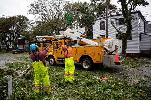 September 24, 2022, Halifax, NS, Canada: Arborists use a rake to lift a downed wire to allow machinery to access fallen trees caused by post tropical storm Fiona in Halifax on Saturday, September 24, 2022. Halifax Canada  - ZUMAc35_ 20220924_zaf_c35_014 Copyright: xDarrenxCalabresex