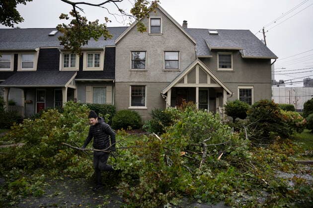 September 24, 2022, Halifax, NS, Canada: A man clears limbs and debris from his street as post tropical storm Fiona causes widespread damage in Halifax on Saturday, September 24, 2022. Halifax Canada  - ZUMAc35_ 20220924_zaf_c35_016 Copyright: xDarrenxCalabresex