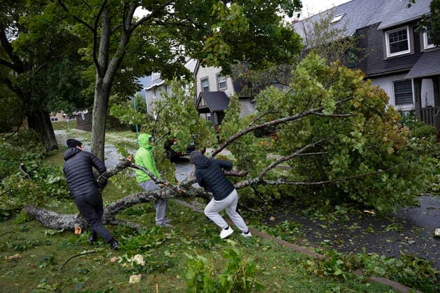 September 24, 2022, Halifax, NS, Canada: People work to drag a fallen tree limb from their street as post tropical storm Fiona causes widespread damage in Halifax on Saturday, September 24, 2022. Halifax Canada  - ZUMAc35_ 20220924_zaf_c35_017 Copyright: xDarrenxCalabresex