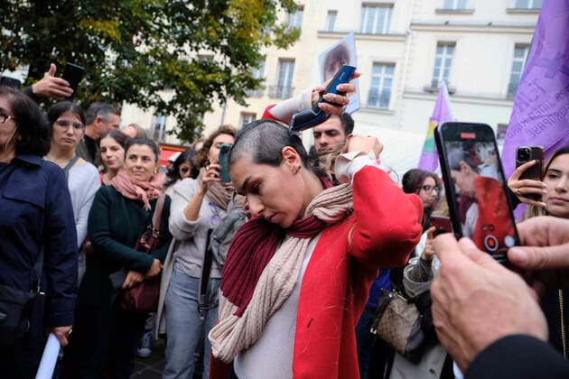 Bilder des Jahres 2022, News 09 September News Themen der Woche KW38 News Bilder des Tages September 24, 2022, Paris, Paris, FRANCE: A woman shaves her hair in protest after the death of Mahsa Amini in Iran last week. People gather in the center of Paris to show their support of Mahsa Amini, who died after having been arrested for wrongly wearing the hijab headscarf in Iran. Paris FRANCE - ZUMAh172 20220924_zip_h172_010 Copyright: xRemonxHaazenx