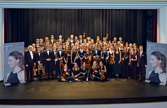 24 09 2022, International Classical Festival Festival of Nations 2022 at the Kurhaus Bad Wörishofen in Unterallgäu, souvenir group photo before the concert, Julia Fischer mitte, violin with the vbw Festival Orchestra conducted by Christoph Adt li and artistic director Winfried Roch re 24 09 2022, Classical Festival Bad Wörishofen 24 09 2022, Classical Festival B